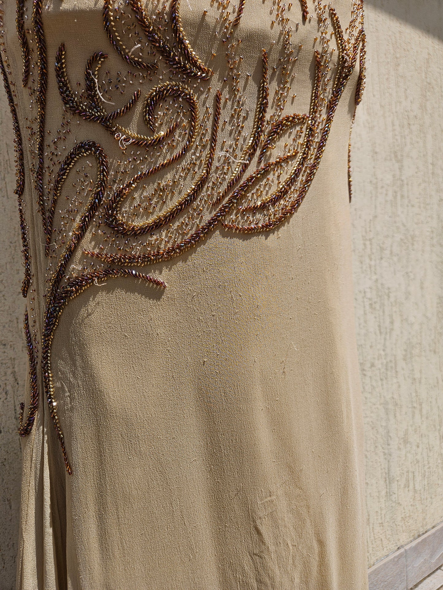 Robe de soirée beige en soie brodée