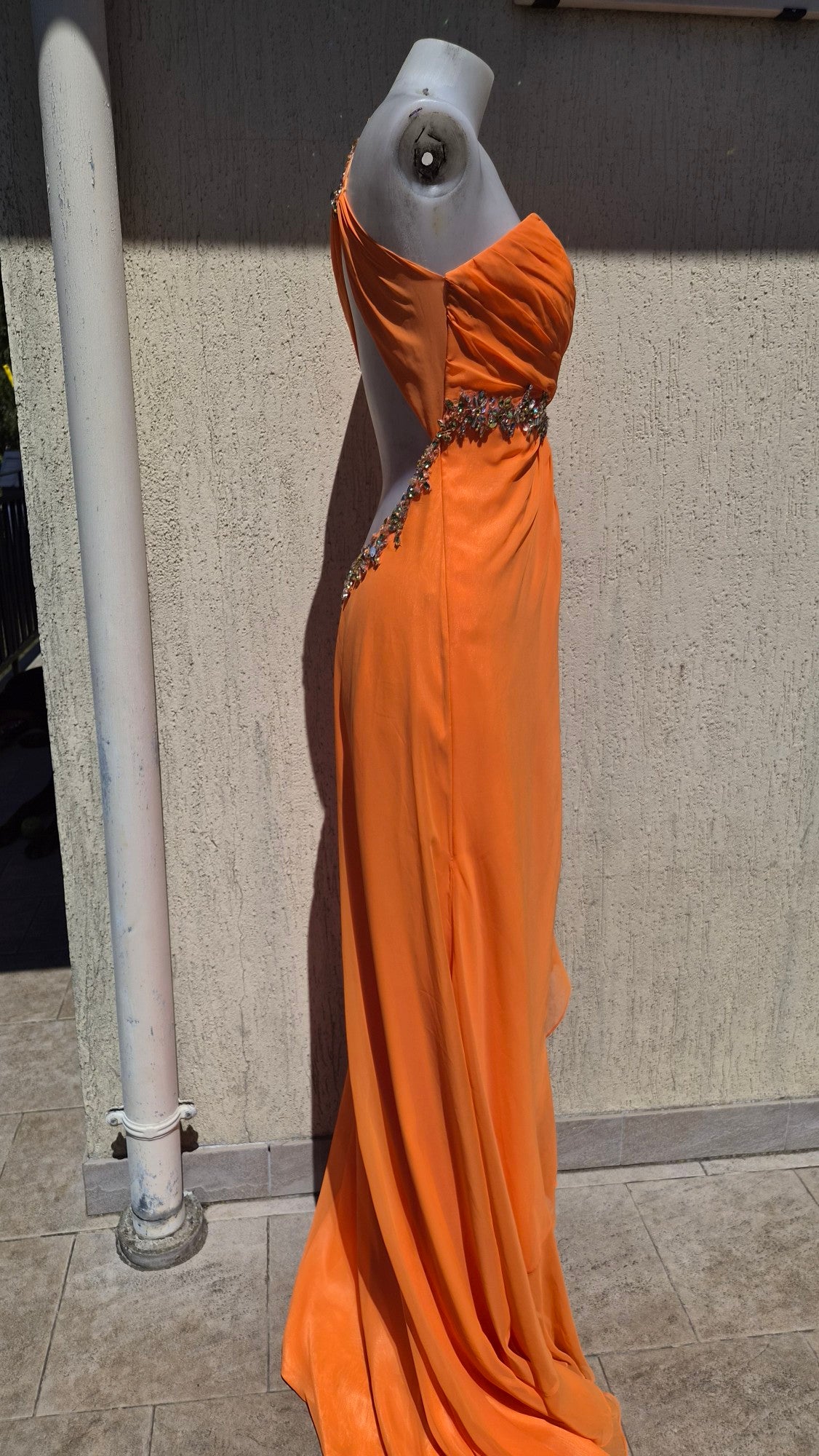 Robe orange brodée