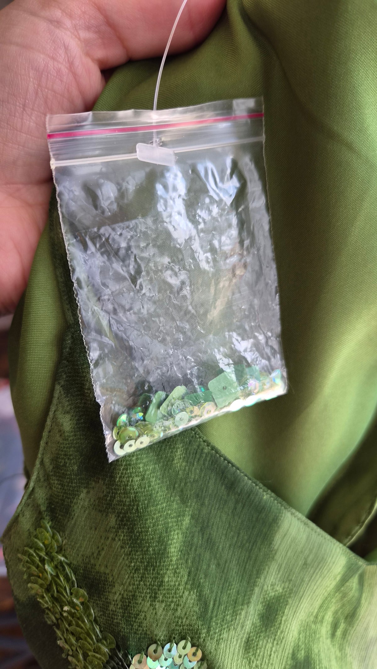 Robe verte brodée de perles et sequins