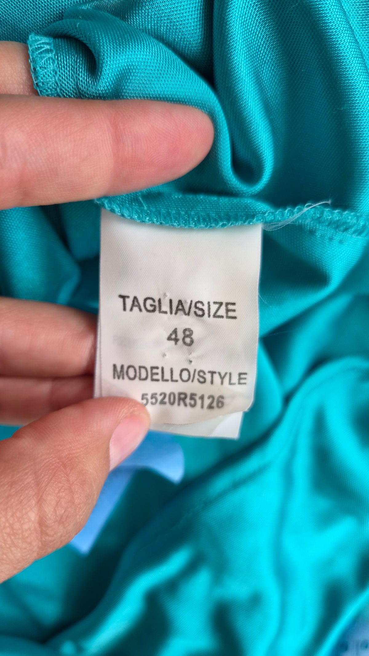 Robe en soie bleue brodée