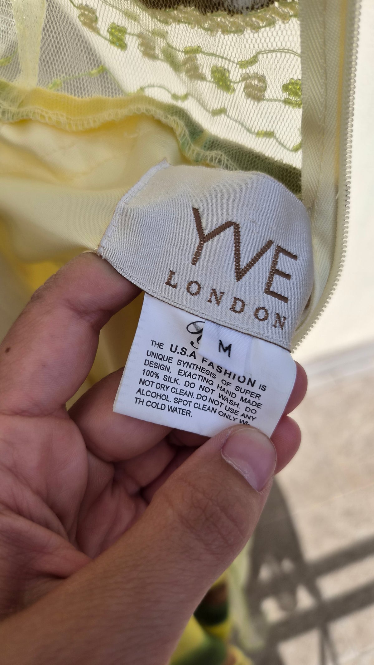 Robe en soie brodée Yve London
