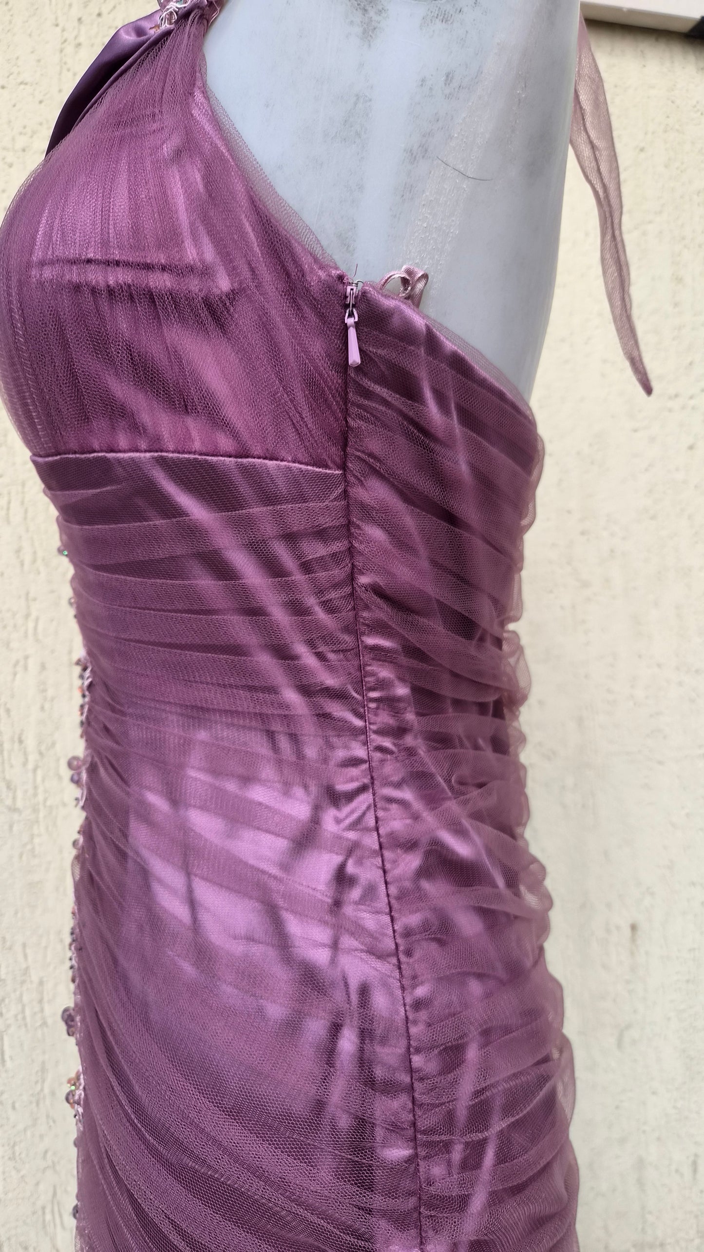 Asymmetrical backless dress with embroidery details