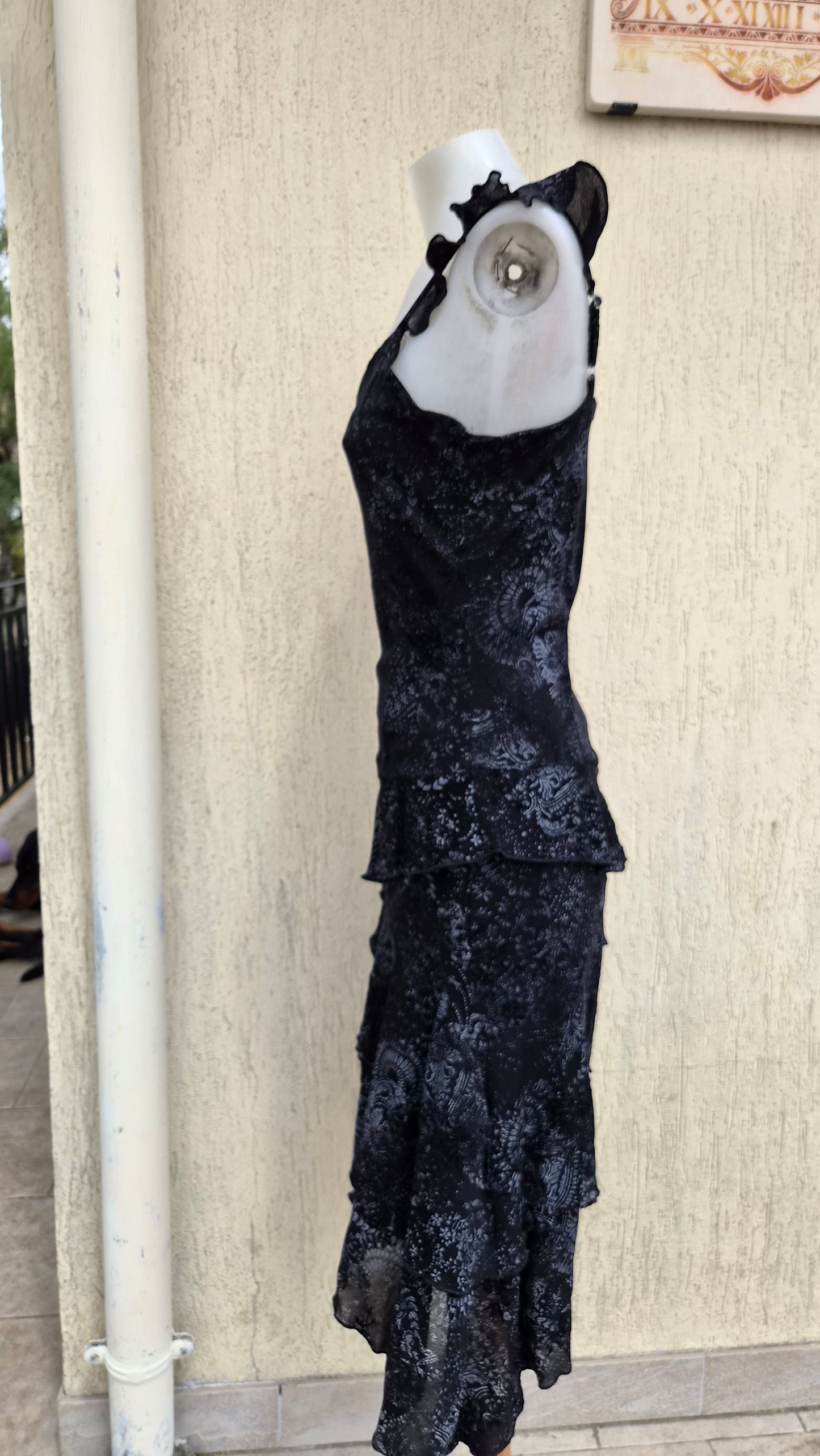 Robe asymétrique noire motif floral