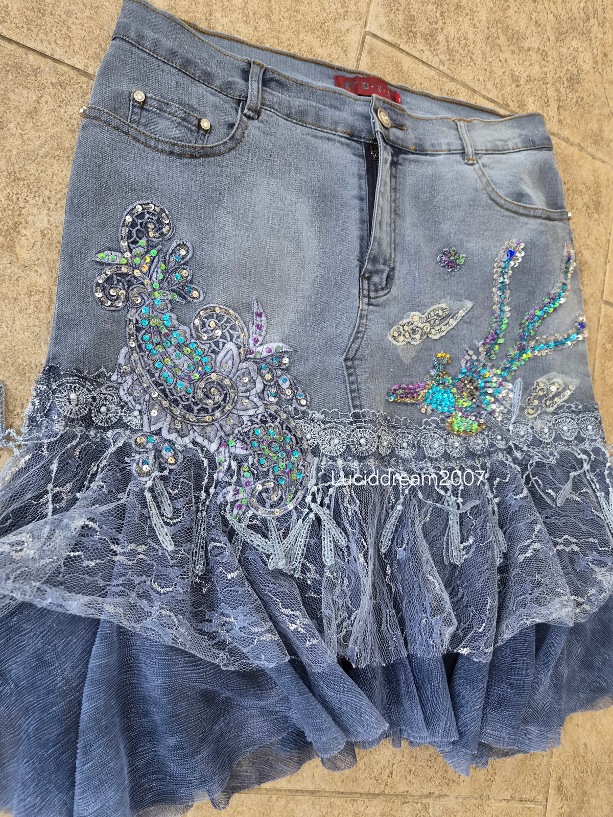 Robe en denim brodée