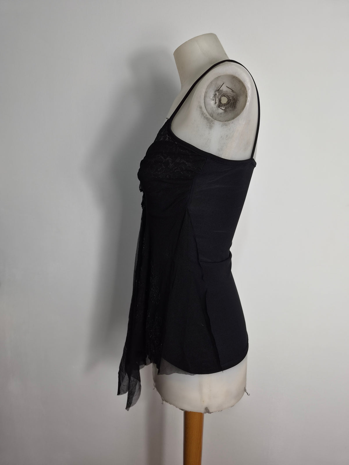 Haut en voile asymétrique détails perles