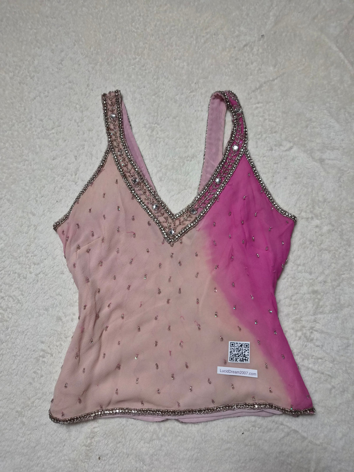 Haut en soie rose brodé