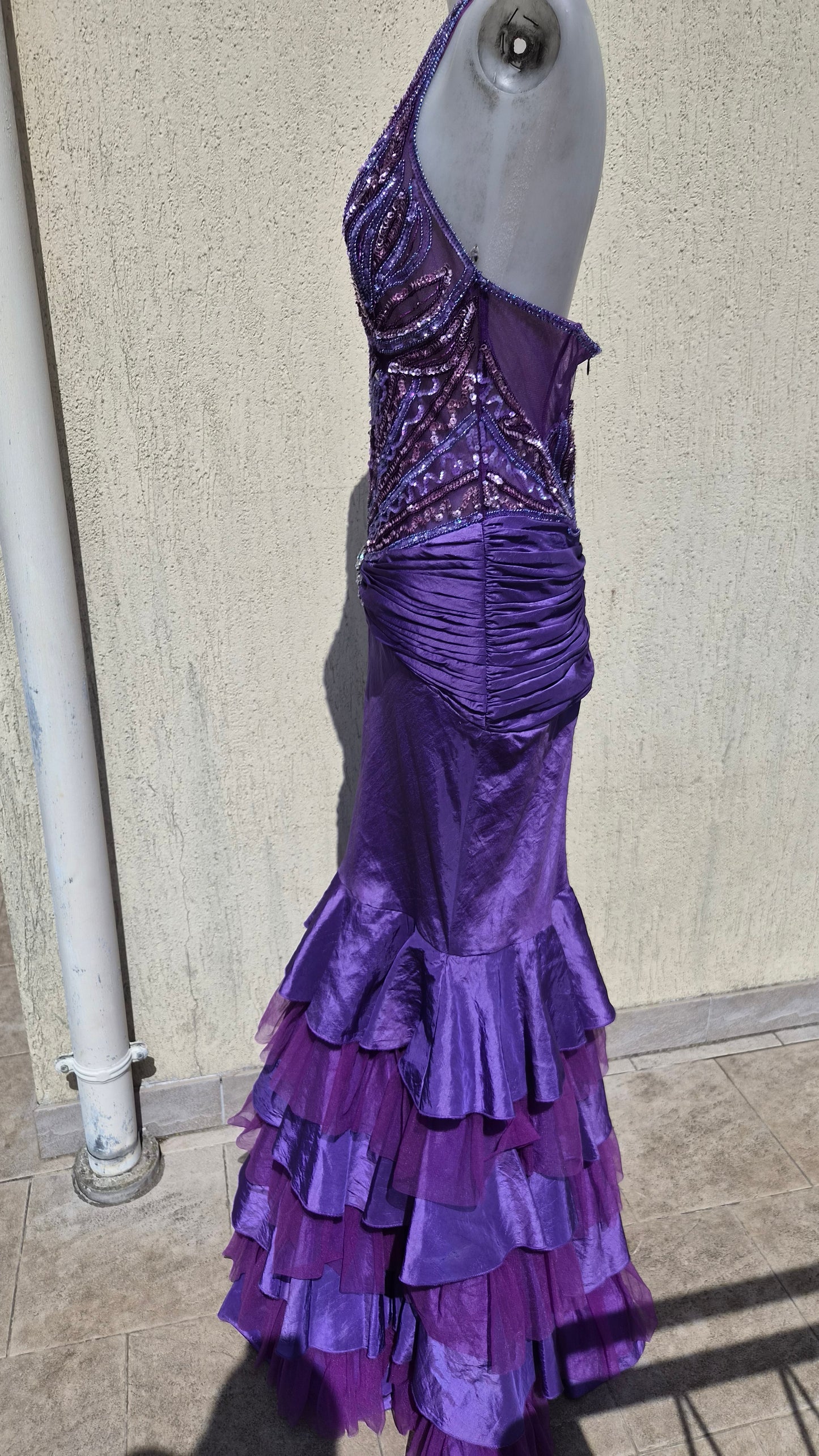 Robe dos nu brodée violette
