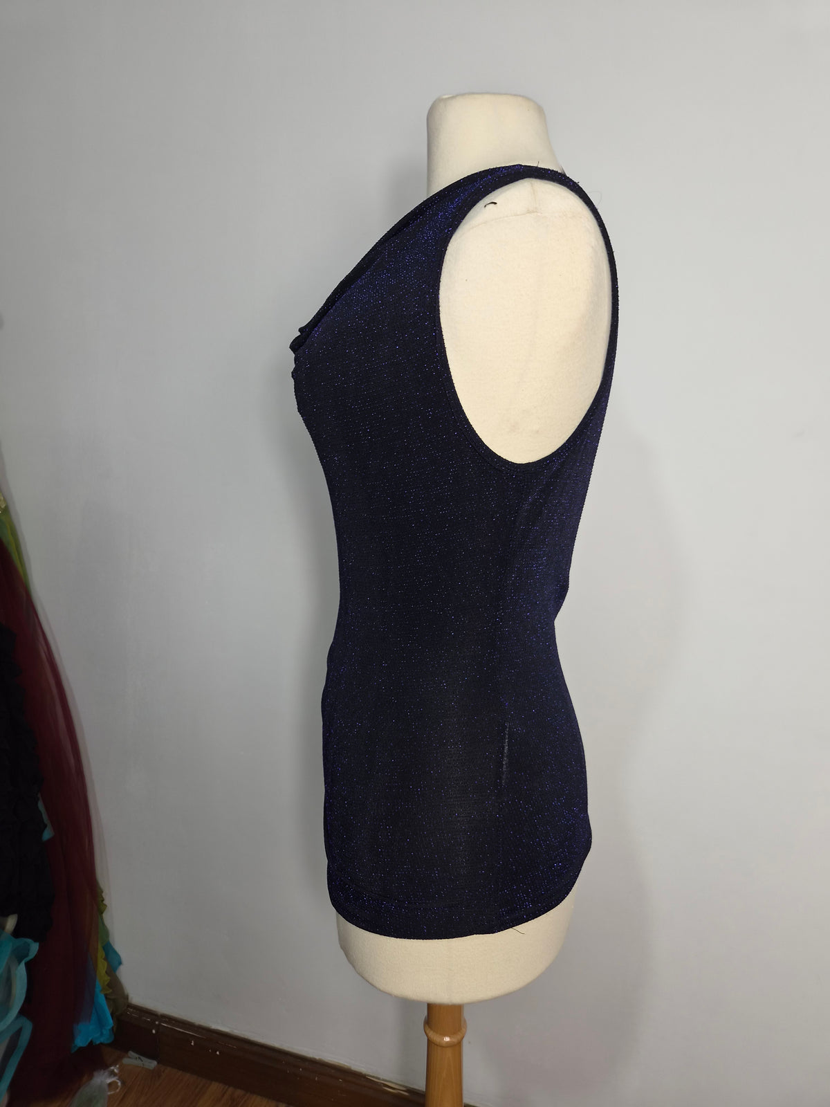 Haut col bénitier noir à strass bleu