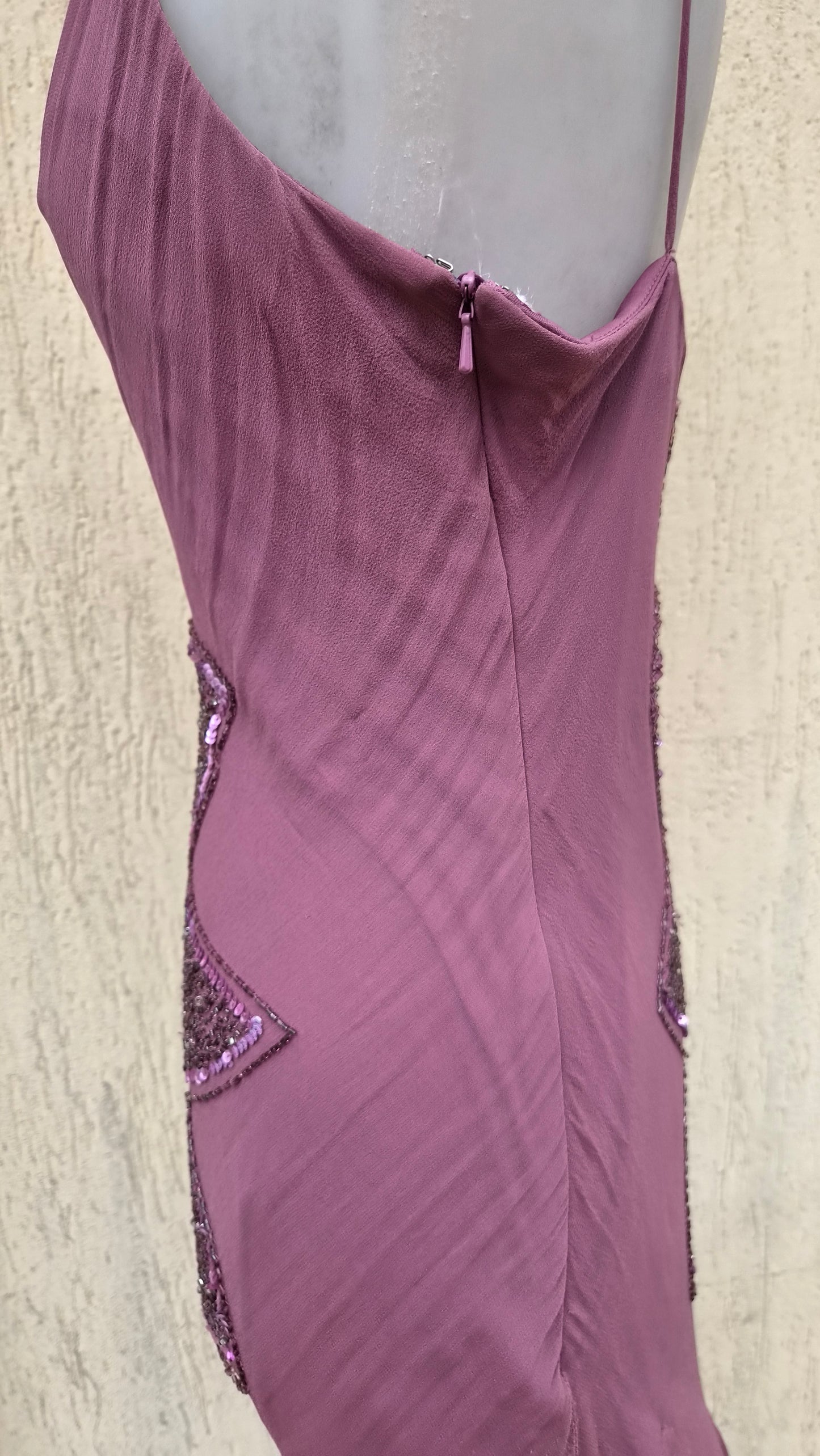 Robe en soie brodée tons roses