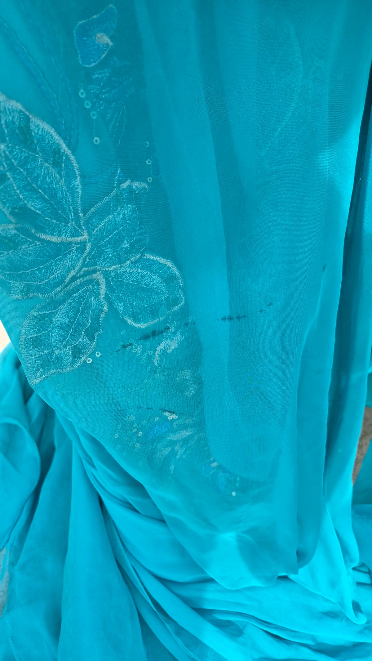 Robe bleue brodée
