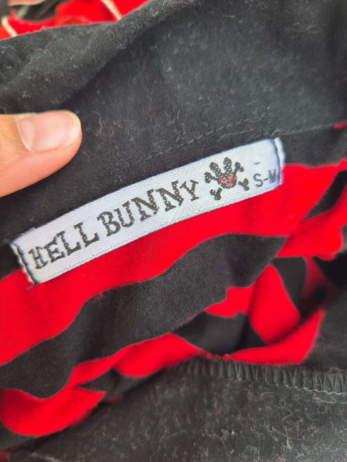 Haut rayé rouge et noir Hell Bunny