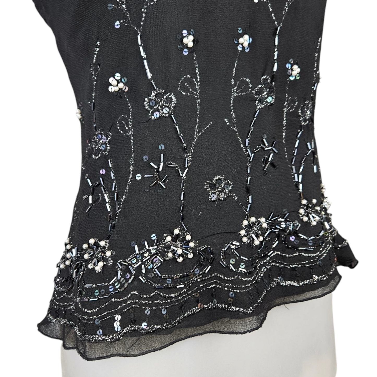 Dos nu à broderies florales