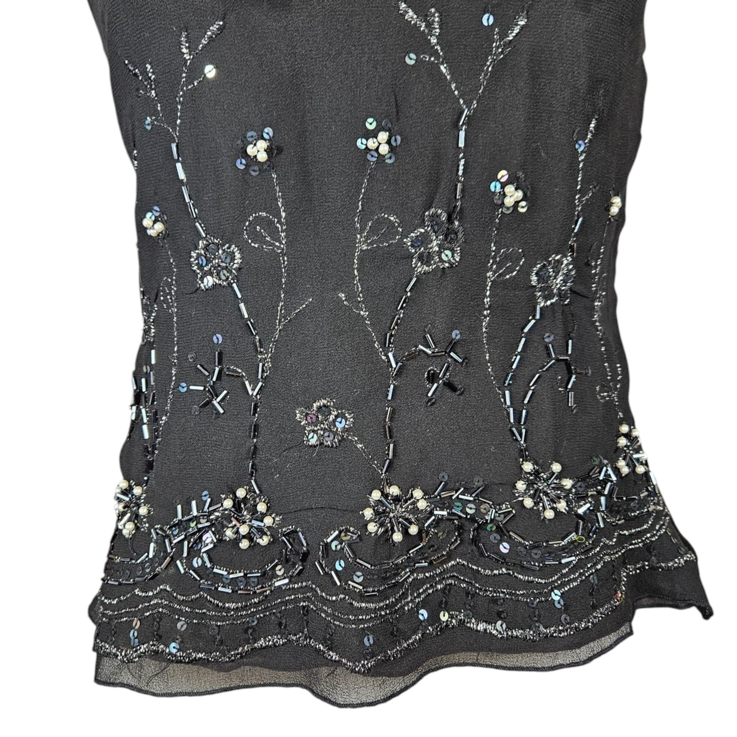 Dos nu à broderies florales