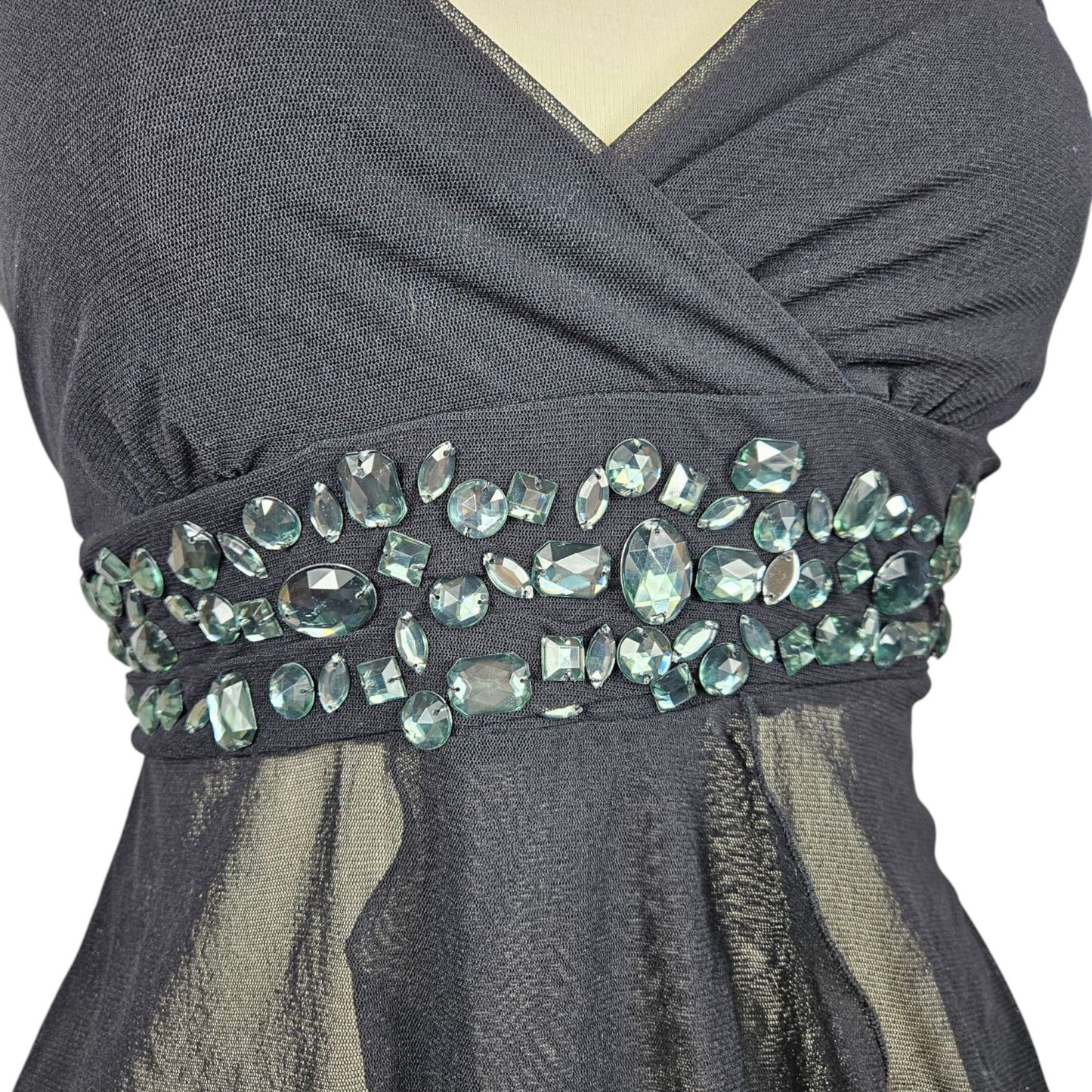 Top asymétrique brodé de pierres