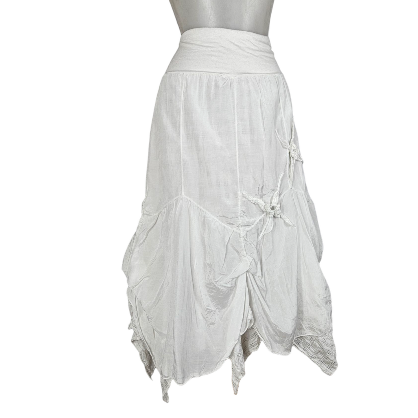 Jupe en soie blanche asymétrique détails brodés