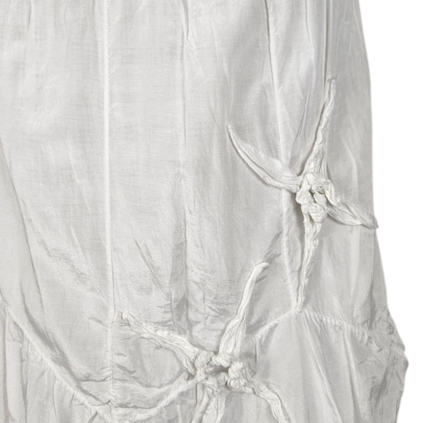 Jupe en soie blanche asymétrique détails brodés