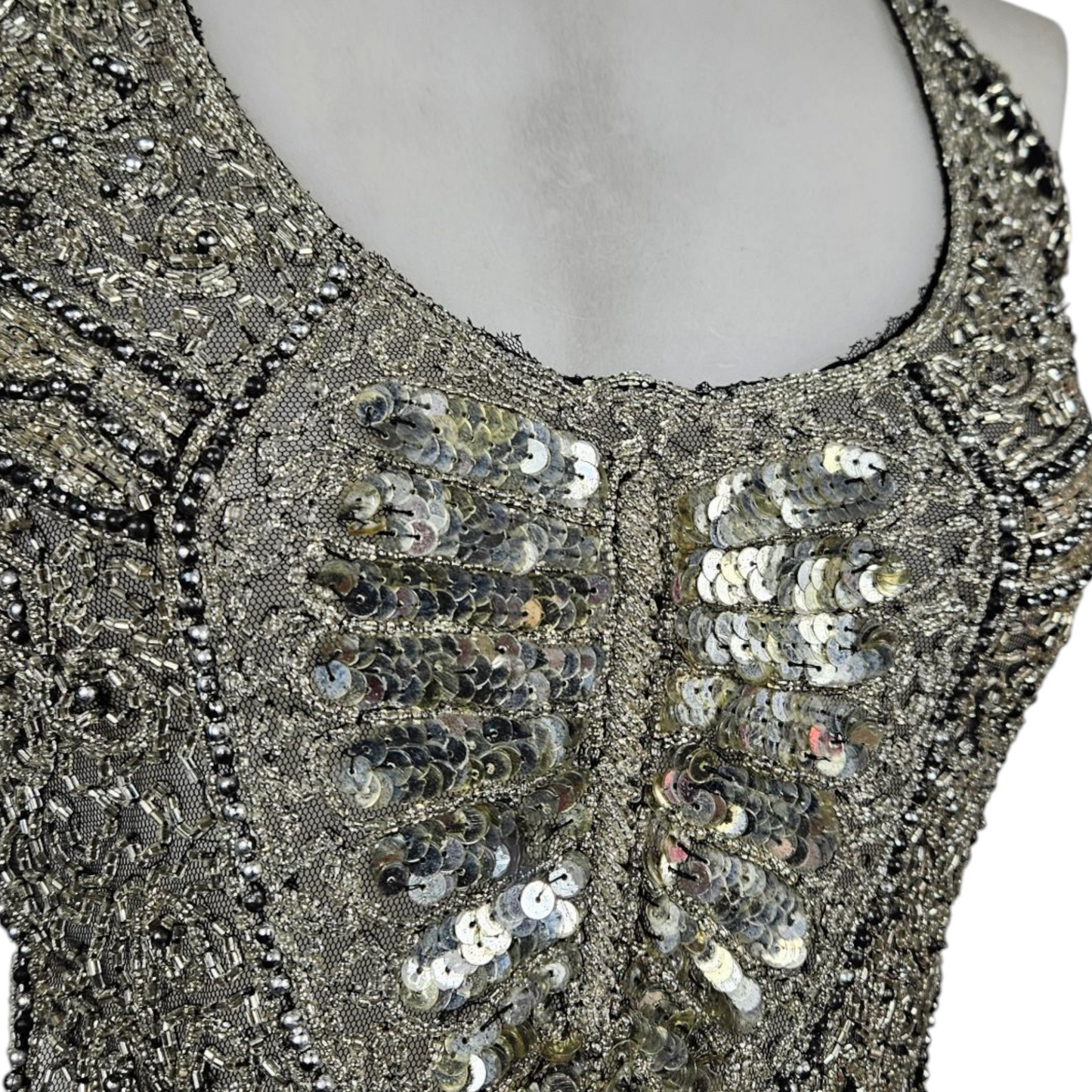 Dos nu brodé de perles et sequins