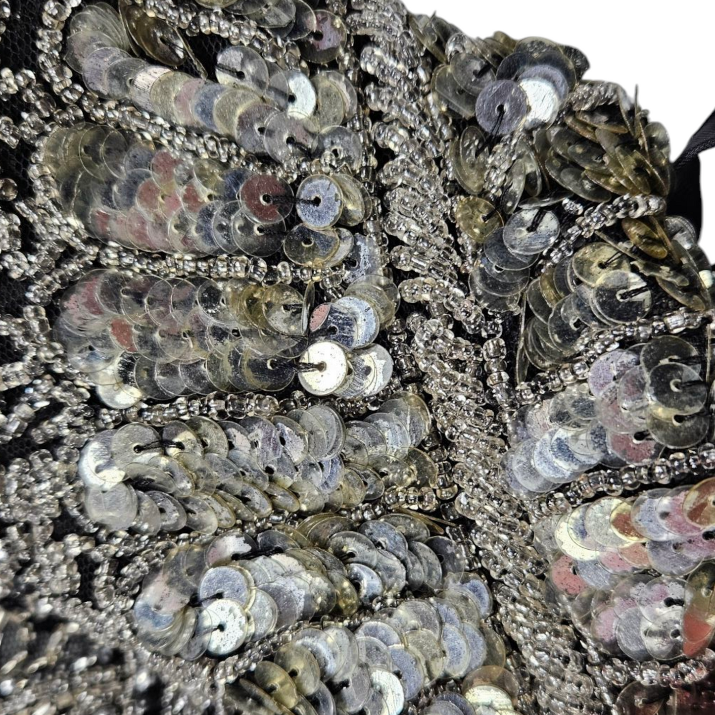 Dos nu brodé de perles et sequins