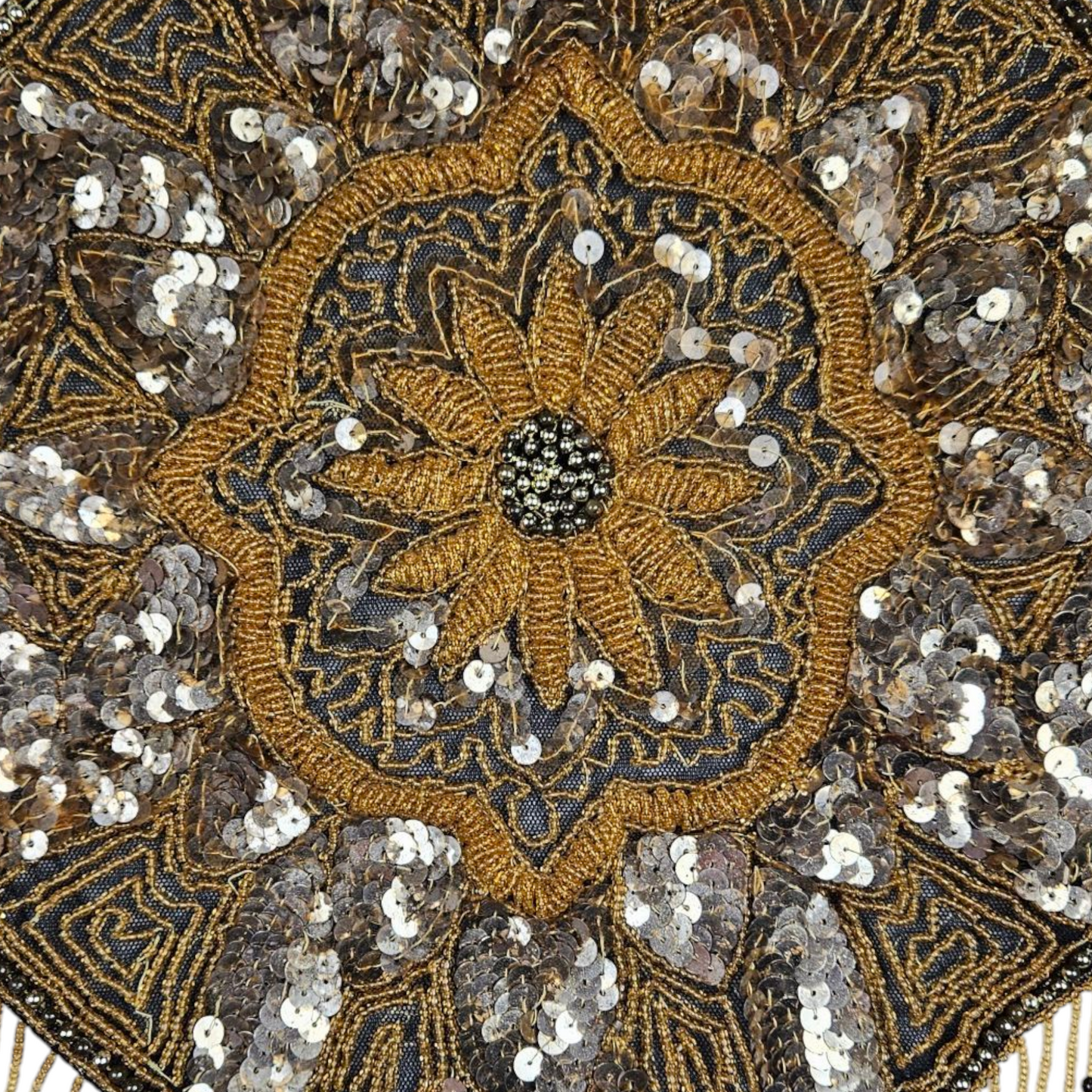 Haut dos nu brodé de perles et sequins doré