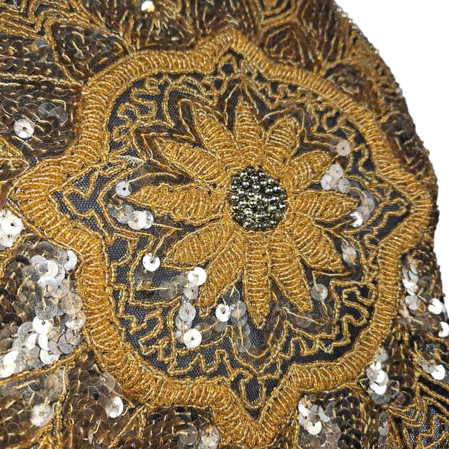 Haut dos nu brodé de perles et sequins doré