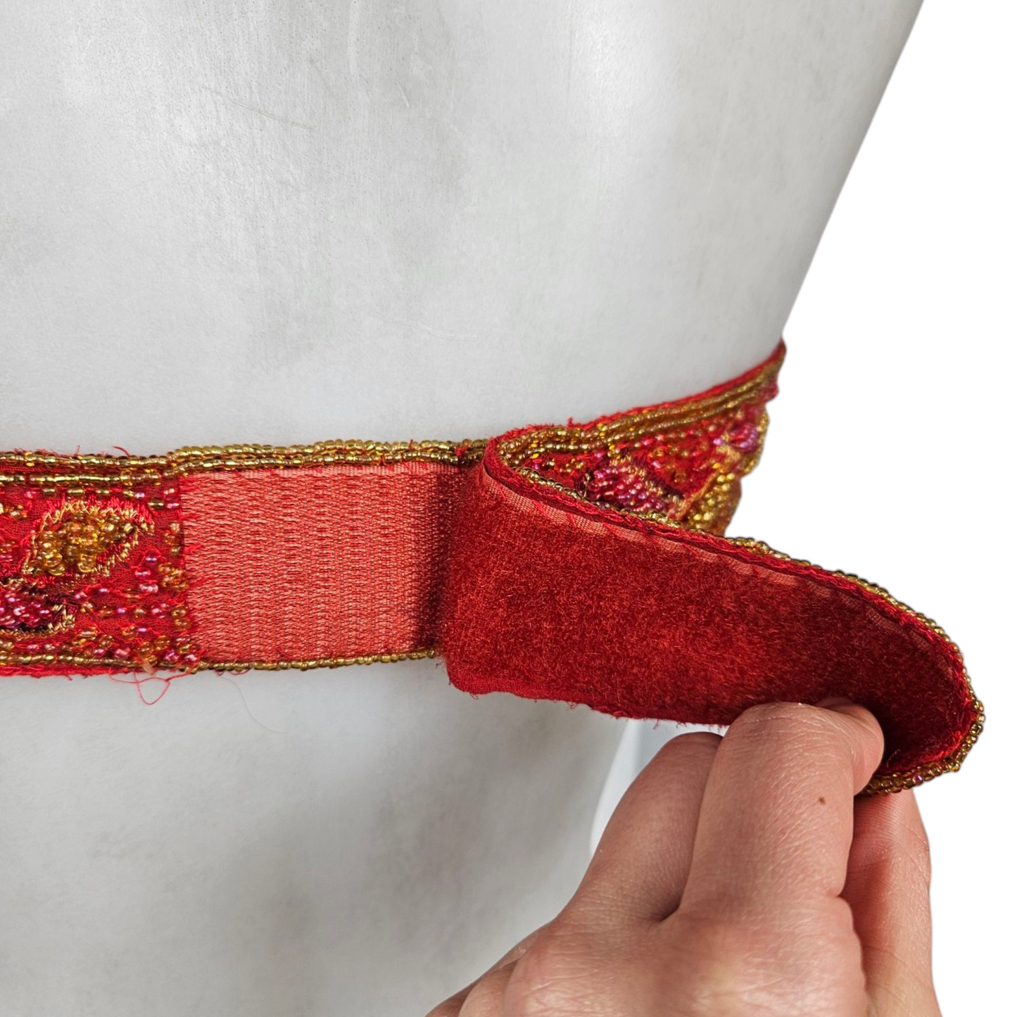 Haut dos nu brodé de perles et sequins rouge et doré