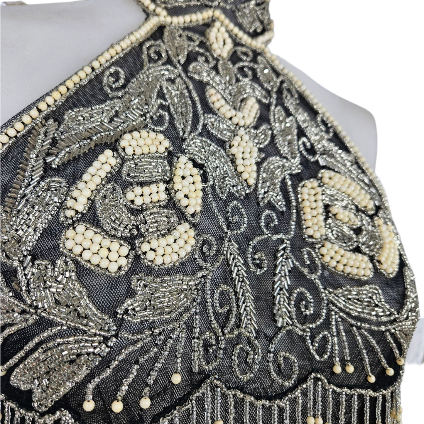 Haut dos nu brodé de perles en verre et sequins