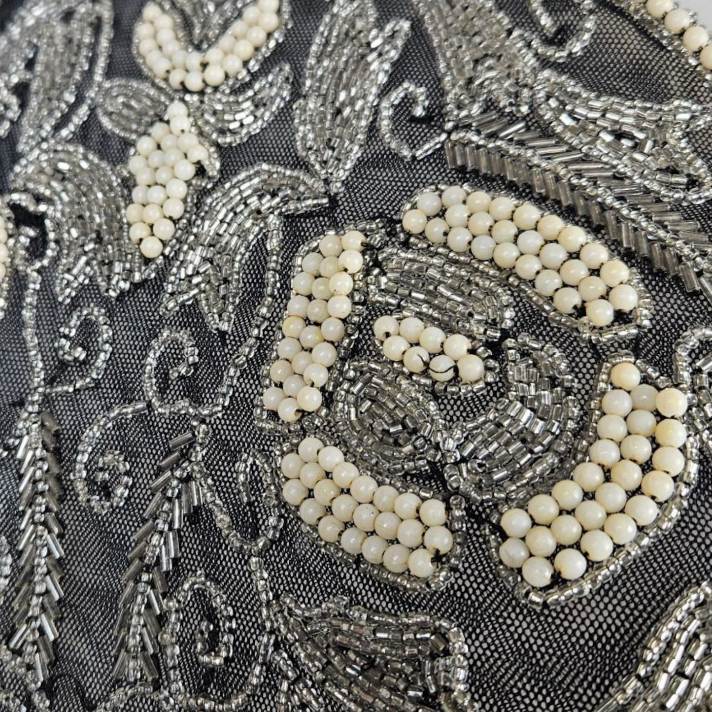 Haut dos nu brodé de perles en verre et sequins