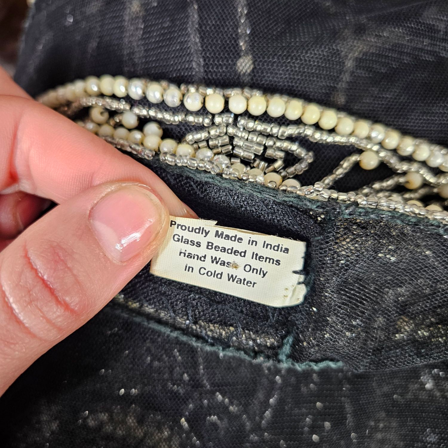 Haut dos nu brodé de perles en verre et sequins