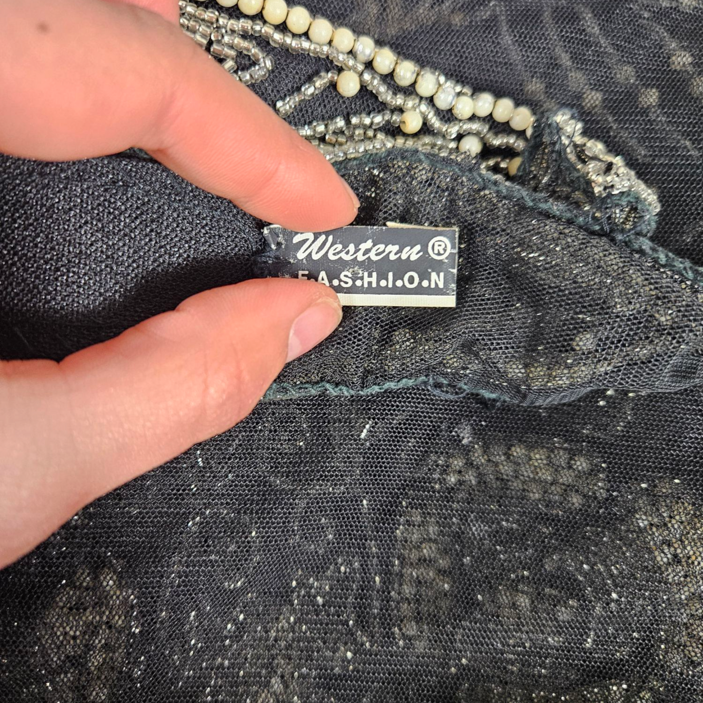 Haut dos nu brodé de perles en verre et sequins
