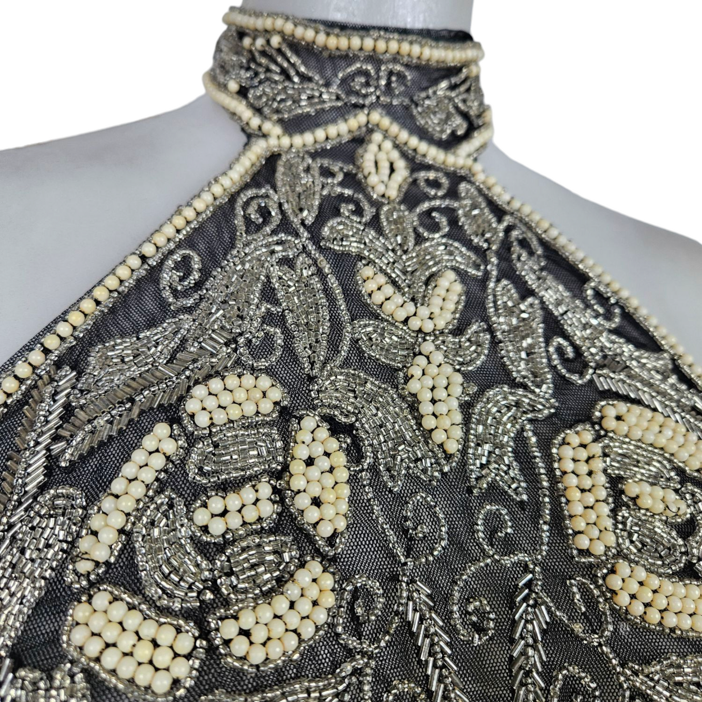 Haut dos nu brodé de perles en verre et sequins