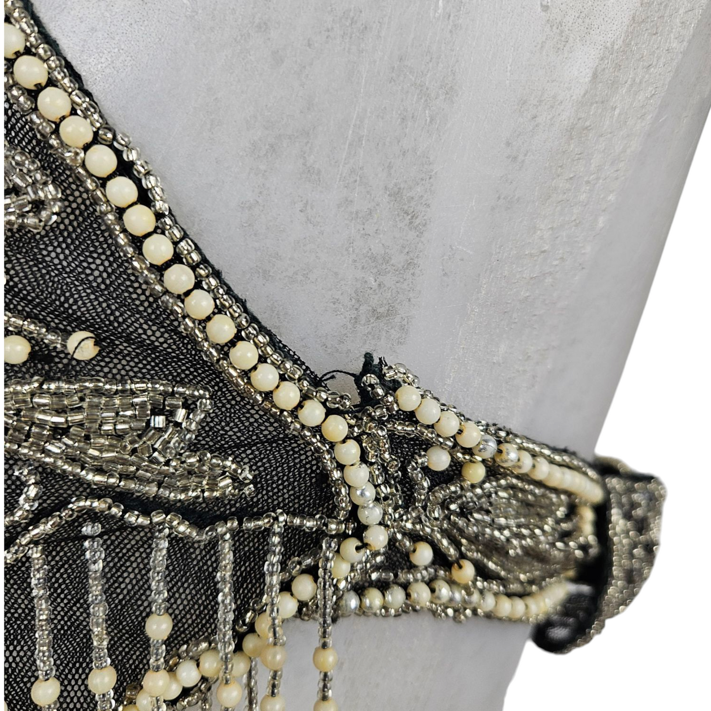 Haut dos nu brodé de perles en verre et sequins