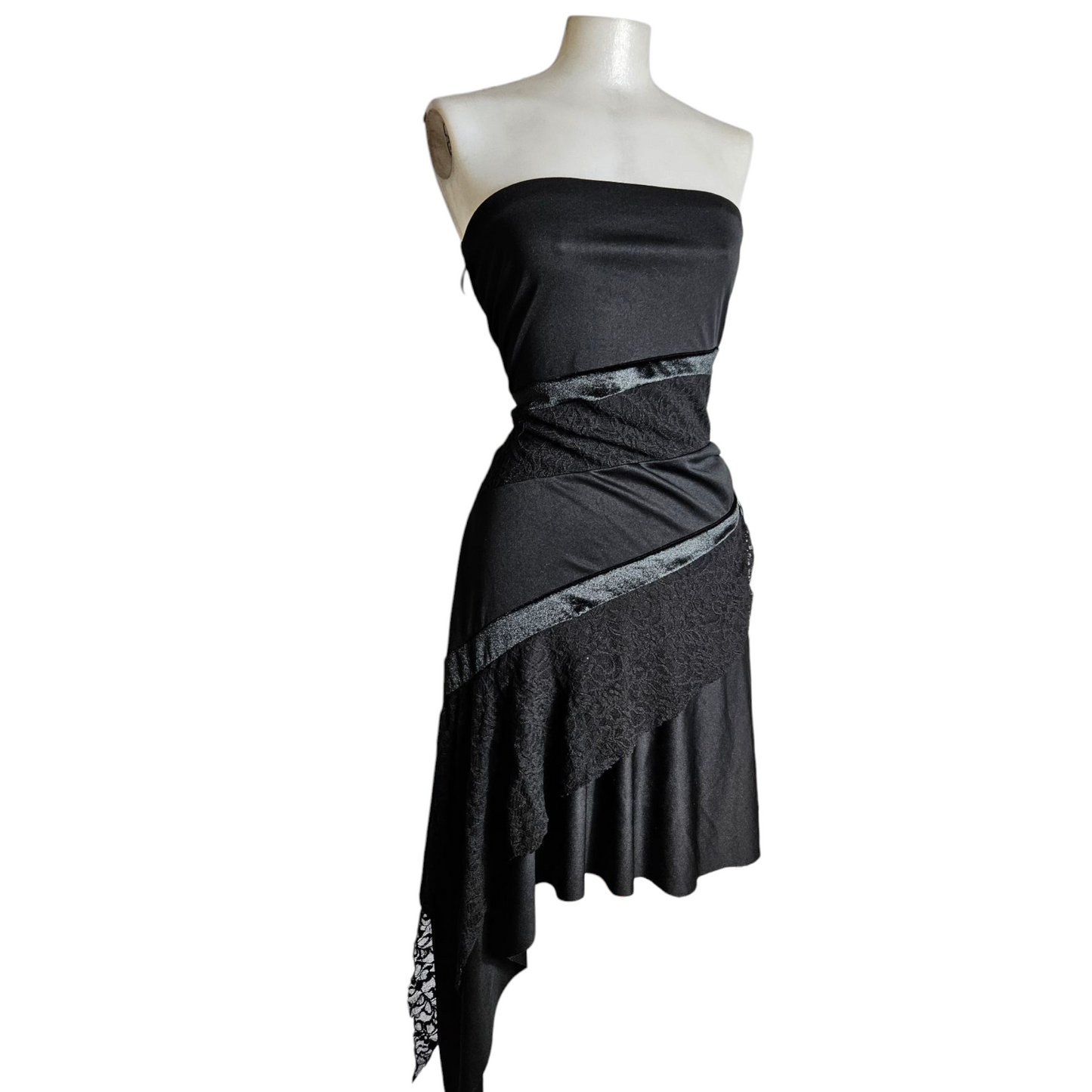 Robe strapless asymétrique détails dentelle