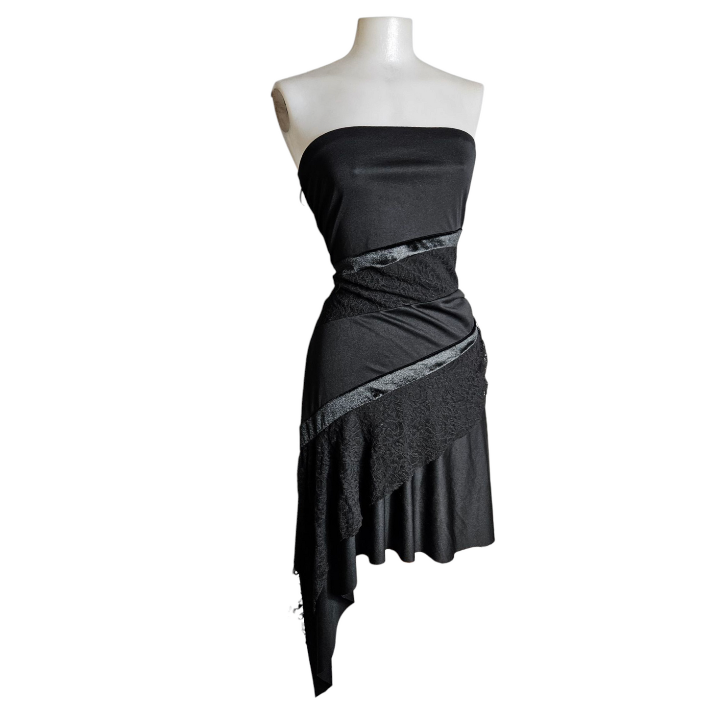 Robe strapless asymétrique détails dentelle