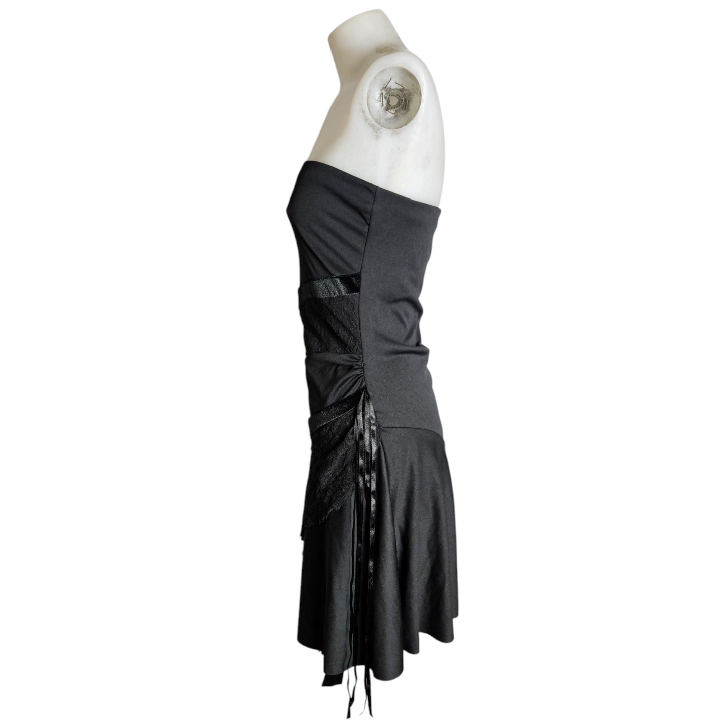 Robe strapless asymétrique détails dentelle