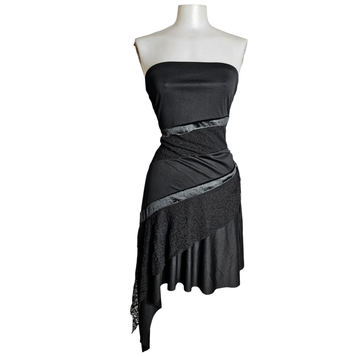 Robe strapless asymétrique détails dentelle