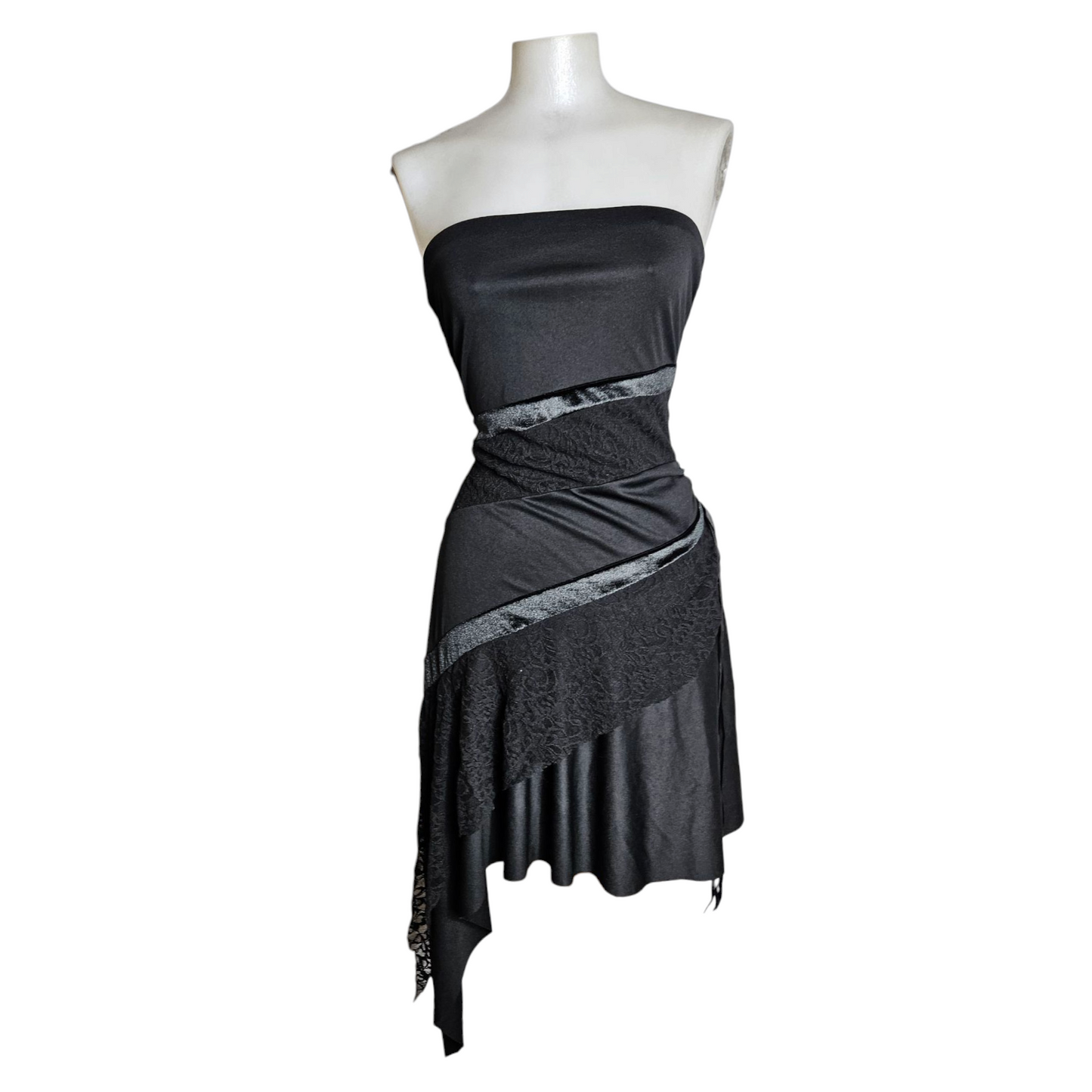 Robe strapless asymétrique détails dentelle