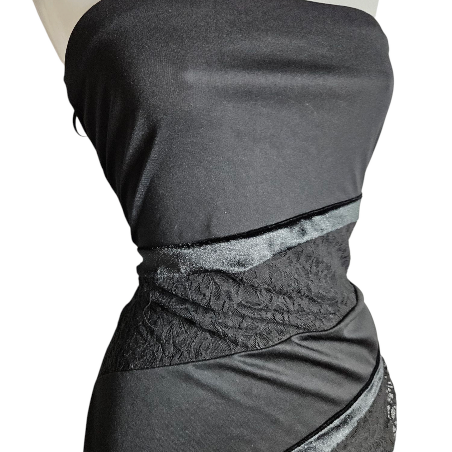 Robe strapless asymétrique détails dentelle