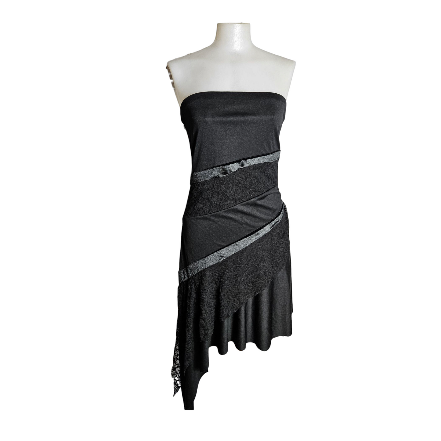 Robe strapless asymétrique détails dentelle
