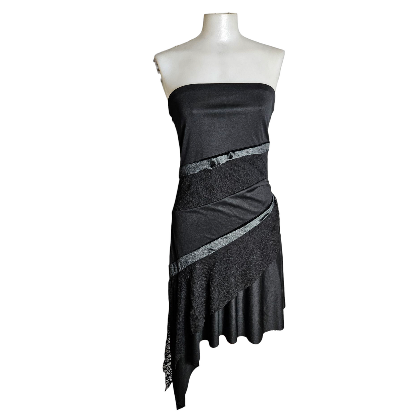 Robe strapless asymétrique détails dentelle
