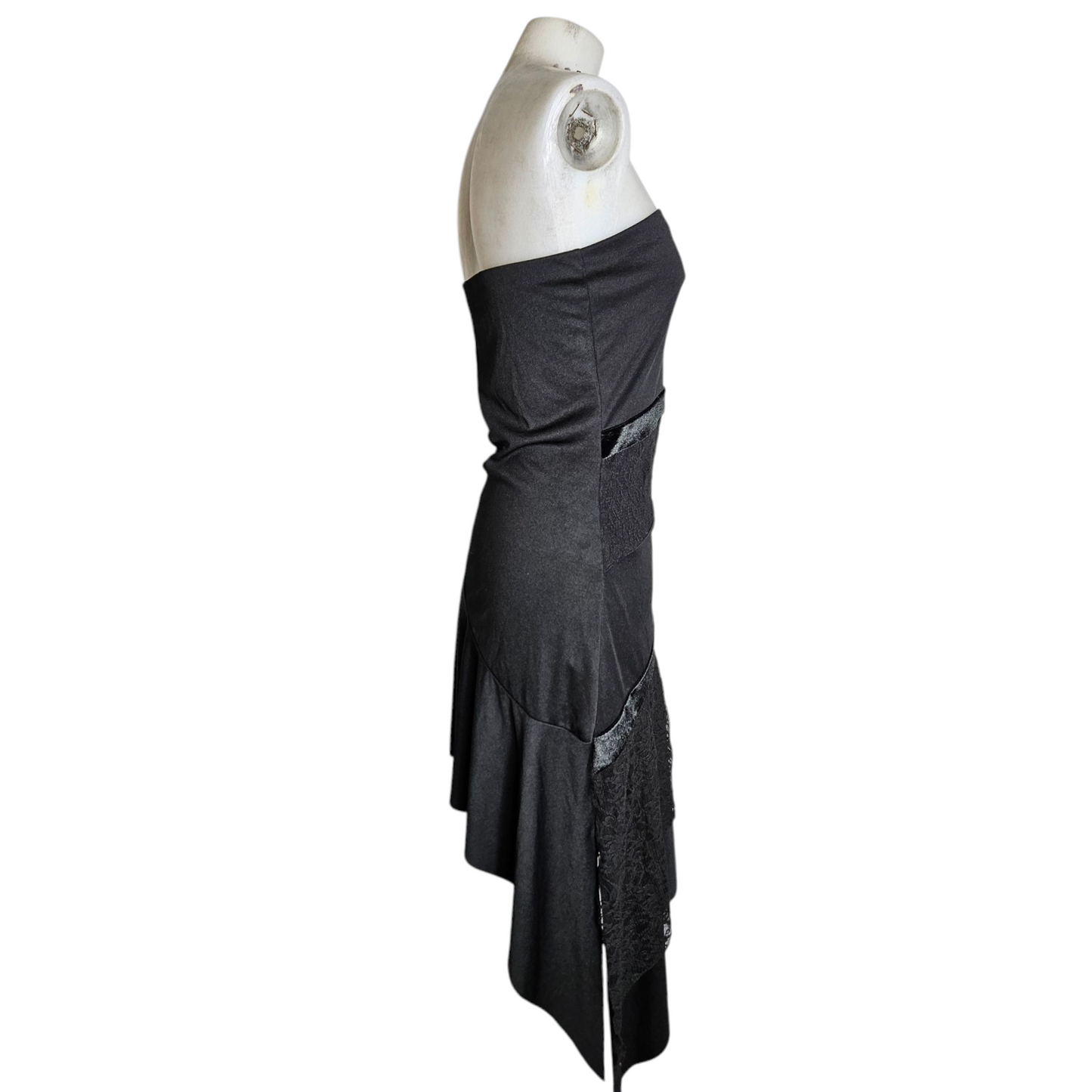 Robe strapless asymétrique détails dentelle