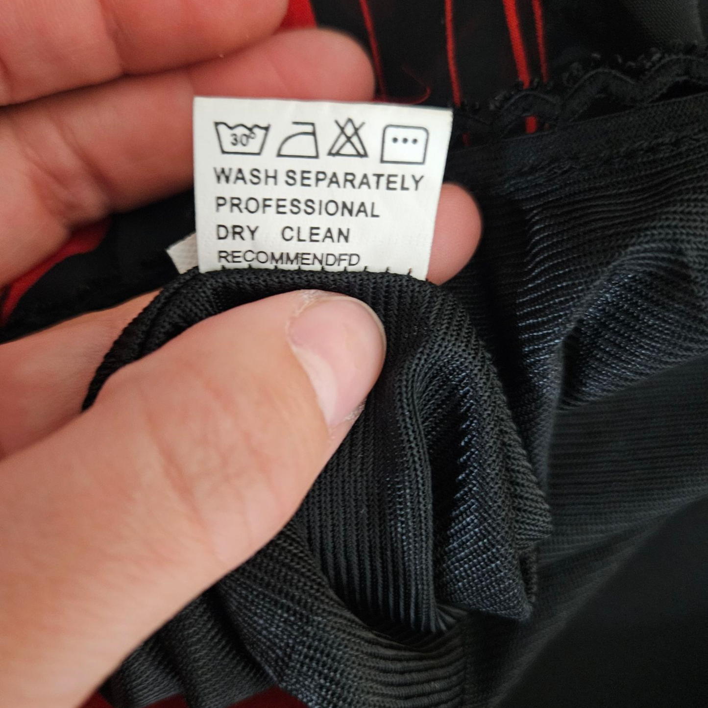 Jupe fleurie noire et rouge