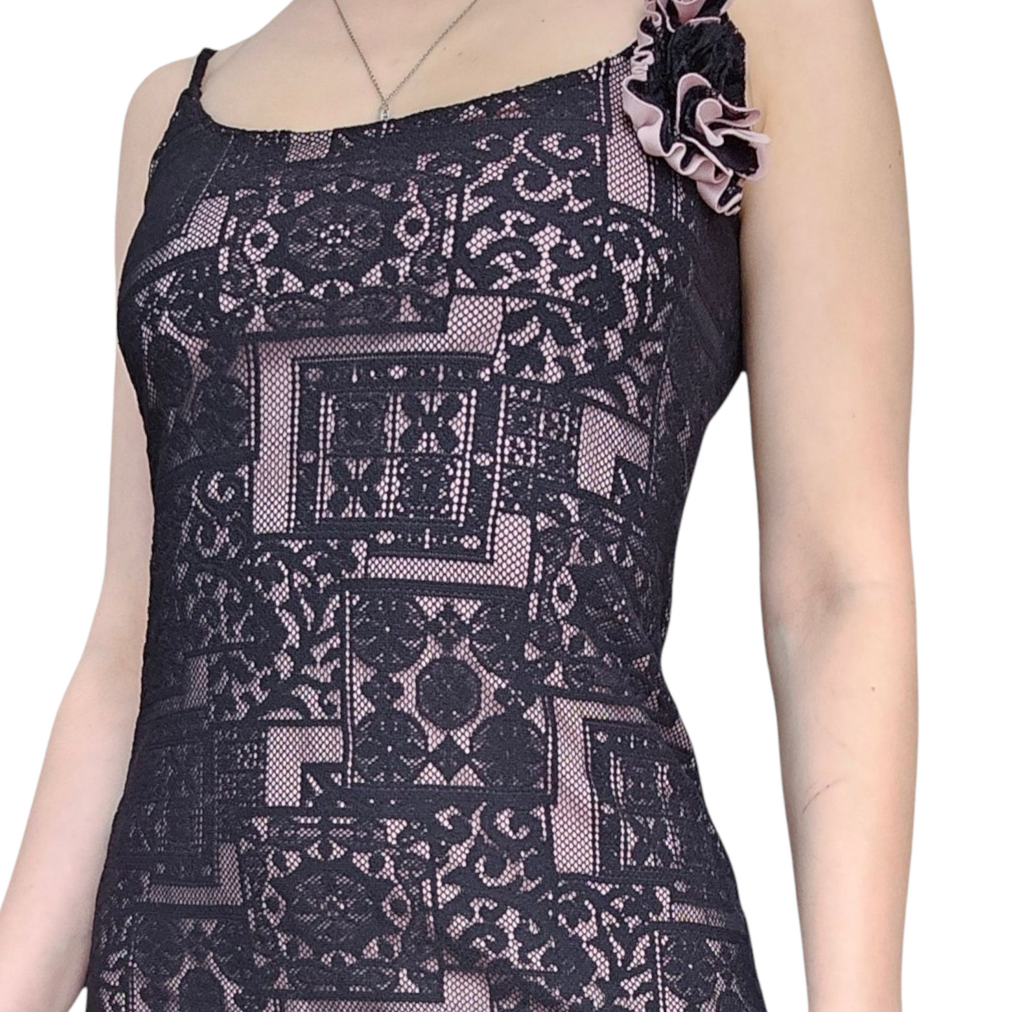 Robe en dentelle noire et rose