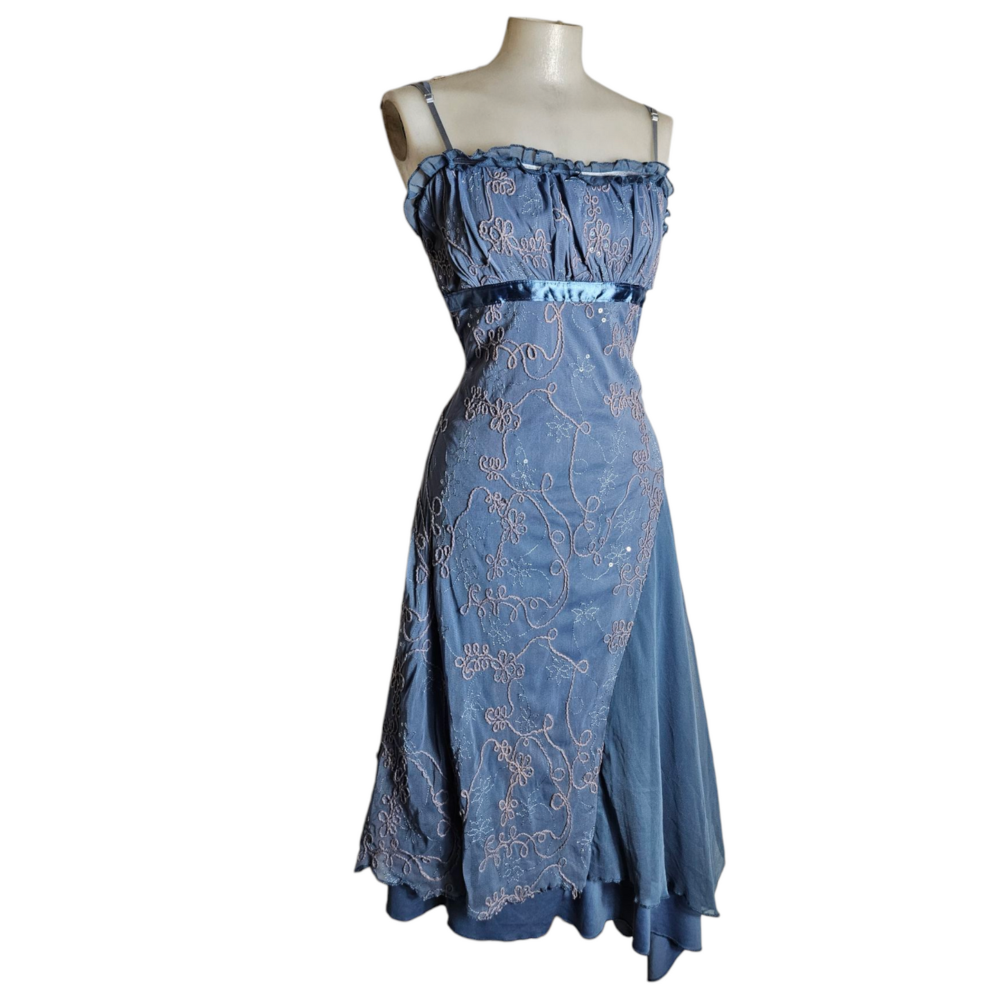 Robe asymétrique en voile brodé