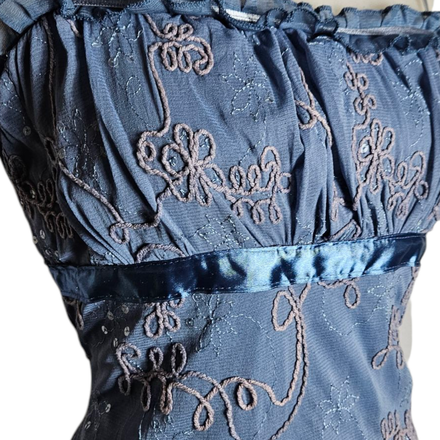 Robe asymétrique en voile brodé