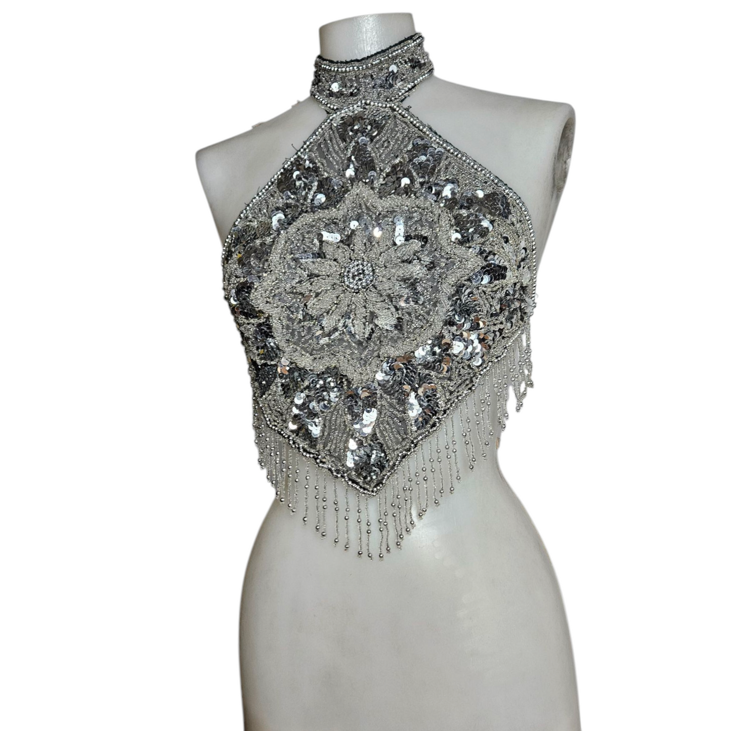 Dos nu brodé de perles et sequins