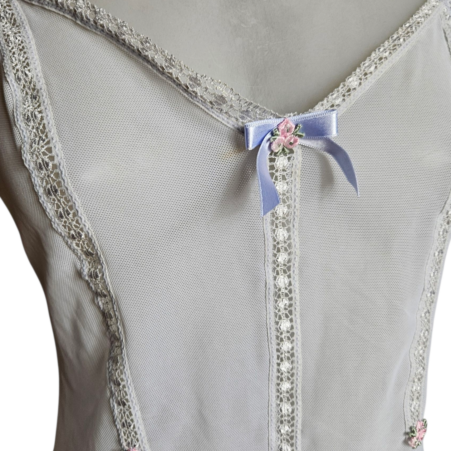 Robe nuisette en voile brodé de fleurs