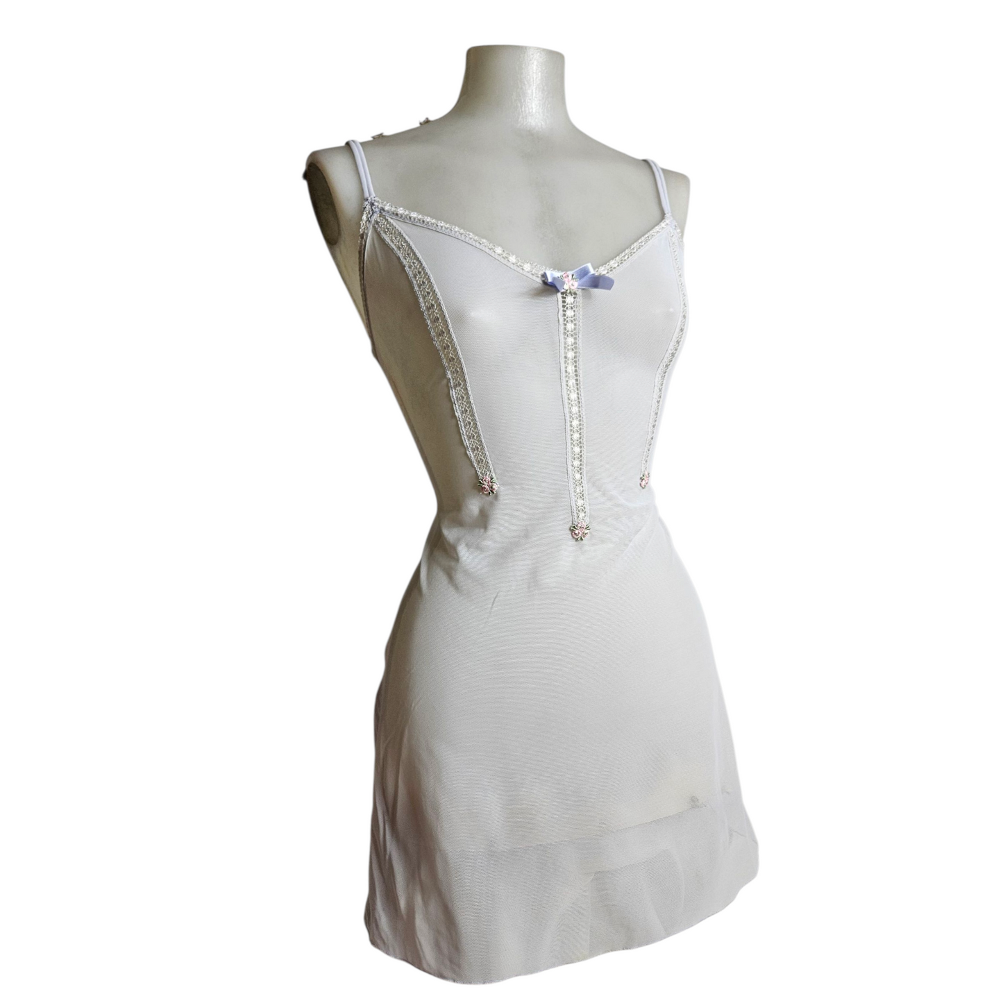 Robe nuisette en voile brodé de fleurs