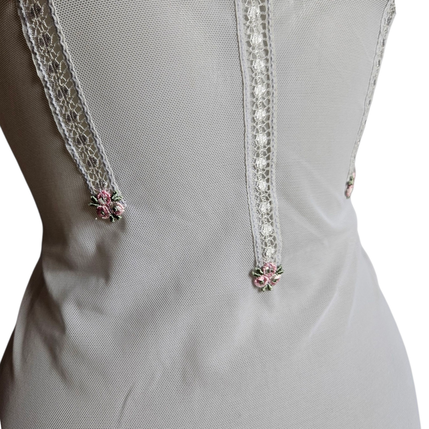 Robe nuisette en voile brodé de fleurs