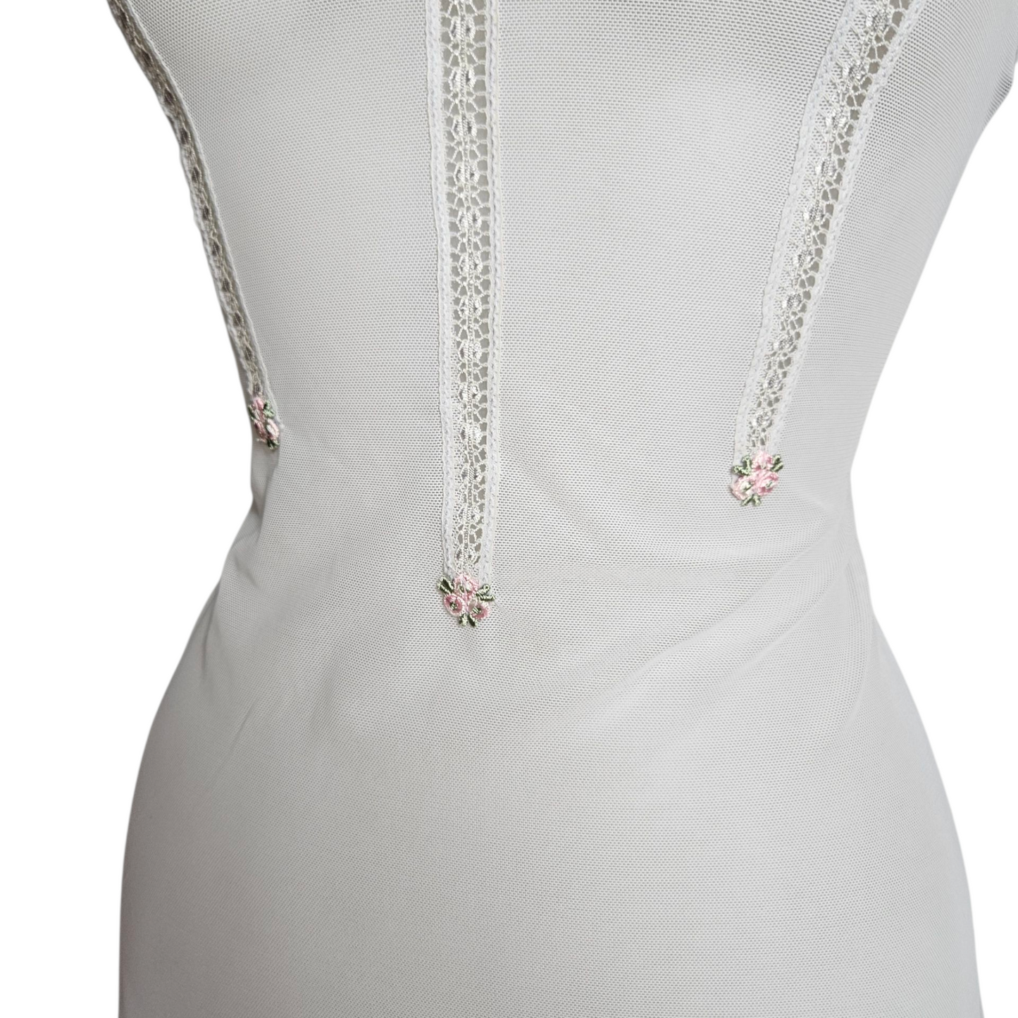 Robe nuisette en voile brodé de fleurs