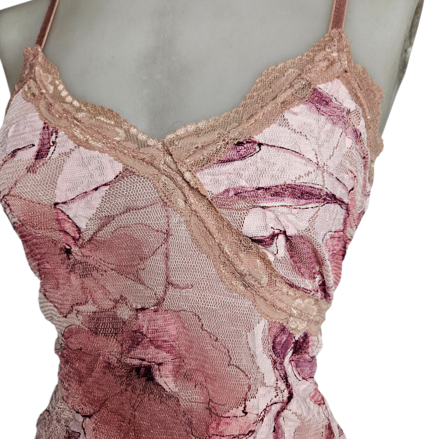 Haut en dentelle florale tons roses